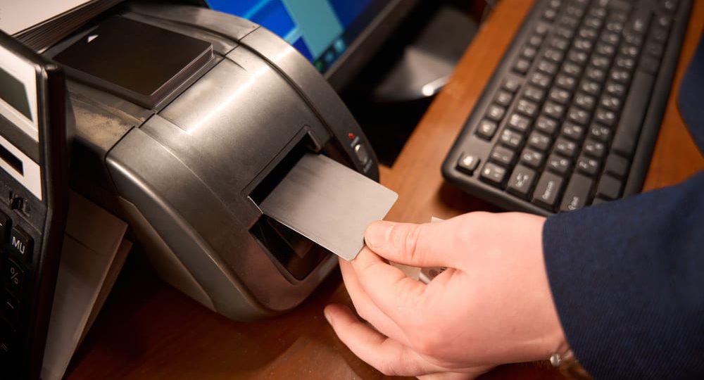 Negocios en Nicaragua: cómo optimizar procesos con impresoras de tarjetas PVC